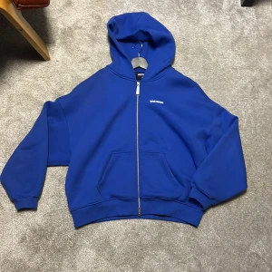 WRSTBHVR zip-hoodie L - Mörkblå zip-hoodie från WRSTBHVR storlek L Nypris 1495kr Använd fåtal gånger