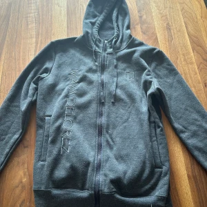 Maya Delorez tröja - Mörkgrå Maya Delorez zip tröja säljes. Inga fläckar, hål eller något som saknas, bra skick! Passar perfekt när det är lite kallare!😊 säljer då jag inte rider längre.