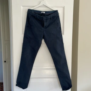 Dondup chinos - Feta Dondup chinos i lite grövre material. I bra använd skick (7/10)  Lite osäker på storleken, men ungefär 33/32