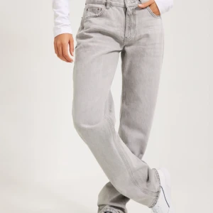 Low straight jeans  - Säljer dessa jeans då dom var för långa för mig tyvärr, så helt oanvända🥰