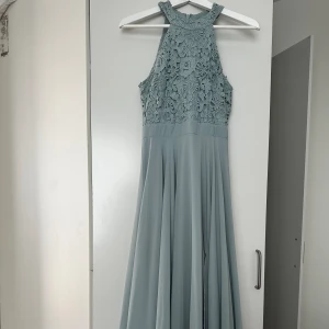 Balklänning  - Säljer min balklänning.  Storlek s.  Bilderna fick inte plats fullt ut i plick så om ni vill ha en hel bild av klänningen , skriv så skickar jag😊