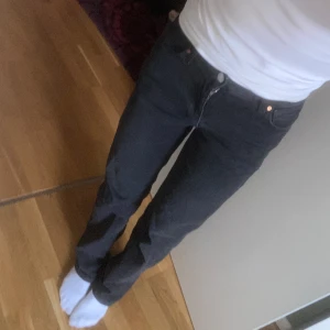 Svarta jeans - Svarta jeans från BikBok. Medel till låg midja, säljer pga att de har blivit för små i midjan💕💕jättebra skick