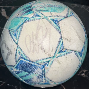 Signerade fotbollsskor och boll - Dejan Kulusevski  - Säljer en signerad boll och ett par signerade skor. Signaturen har försvunnit lite pga använding av både boll och sko. Skorna är storlek 45.5 men passar större än så. Kan sälja produkterna enskilt också, isf kontakta 