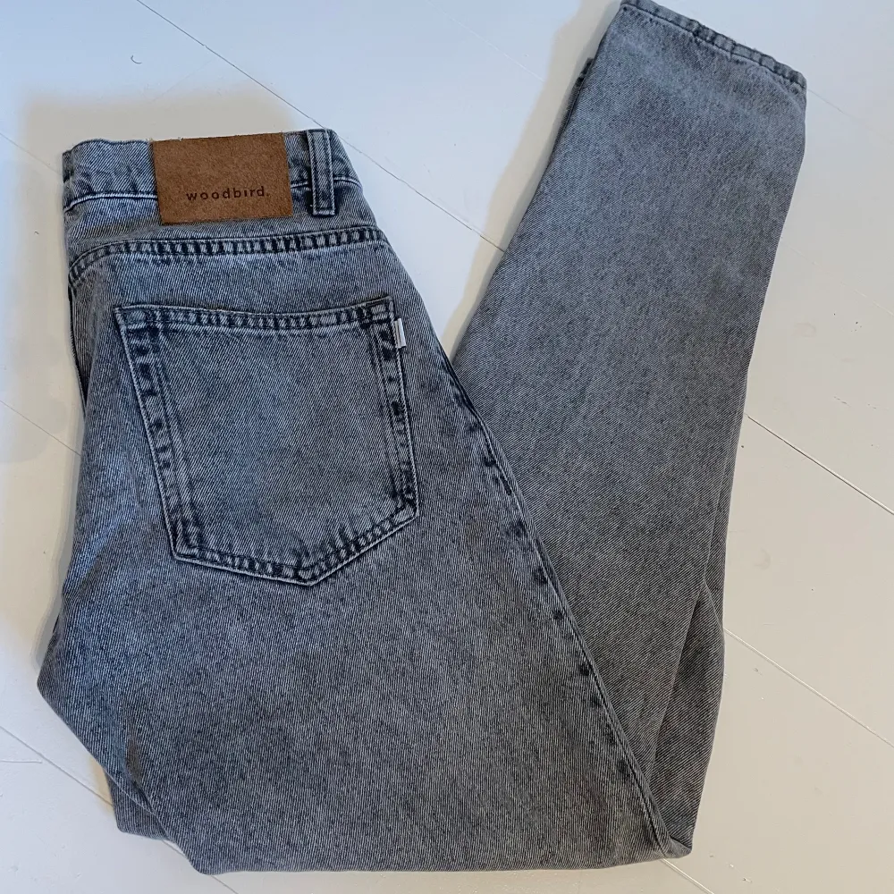 Hej! Säljer nu dessa snygga och trendiga gråa jeansen från woodbird. Det är regular/straight fit och dem köptes i somras för 899kr (kvitto finns). De liknar de populära jack&jones jeansen. Otroligt bra skick! Hör av er vid frågor!. Jeans & Byxor.