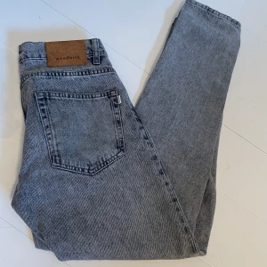Woodbird jeans - Hej! Säljer nu dessa snygga och trendiga gråa jeansen från woodbird. Det är regular/straight fit och dem köptes i somras för 899kr (kvitto finns). De liknar de populära jack&jones jeansen. Otroligt bra skick! Hör av er vid frågor!