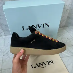 Säljer nu dessa otroligt feta och unika skor från Lanvin i modellen Curb Lite. | Skorna är använda runt 5 gånger ~ 9.5/10 | Storlek: 44 de sitter inte som andra lanvins, dessa sitter 0.5-1 storlekar mindre. | Nypris: 8000 kr | Kvitto följer med!