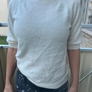 Carshmire tröja - Jätte fin carshmire tröja , tyvärr lite nopprig och har tre jätte små hål men ingen som syns på avstånd 