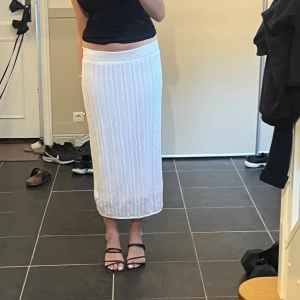 Vit kjol - Vit kjol. Använd fåtal gånger så väldigt bra skick. Storlek s!