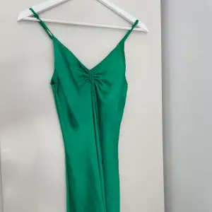 Kort grön klänning från Bikbok i stlrk S. Silke-material. Inte använd mer än 5 gånger! 