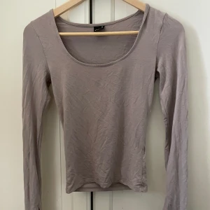 Tröja - Säljer denna tröja ifrån ginatricot med slits i ärmarna ❤️ 