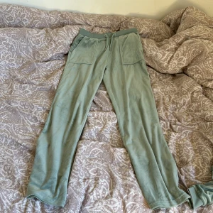 Juicy couture - Väldigt fin juicy couture dress fick den i julas aldrig använt. Inge problem med den mycket fina.. 250kr för båda pris går att diskutera.