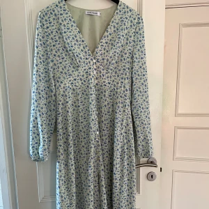 Adoore klänning storlek 40 - Populär klänning från Adoore i storlek 40, aldrig använd och i superskick!🥰 OBS! Den är liten i storleken om man har lite större byst.  Om det är någon som har storlek 42 av denna som vill sälja så hör av dig så köper jag den jättegärna!💕