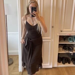 H&M klänning - Vacker klänning + skärp från H&M. Använt sparsamt. Storlek 34. 🥰