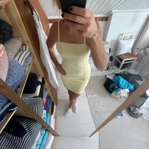 Jeansklänning - Jättefin ljusgul jensklänning från hm! Sitter jättefint, tyvärr för liten för mig