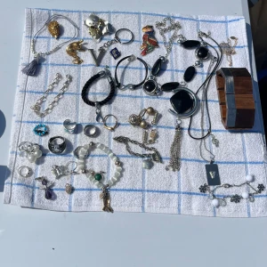 Smycken - Massa olika smycket i olika form, material och storlek! Allt för 50 kr. Finns halsband, broscher, armband, ringar, nyckelringar, osv.  Hör av dig för mer info eller bättre bilder! 💕