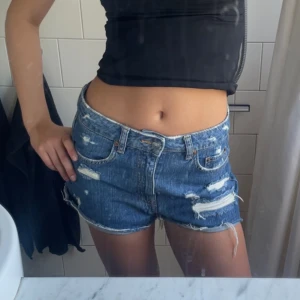 Mörkblå shorts - Mörkblå jeans shorts med lite hål! Jätte fint skick strl S