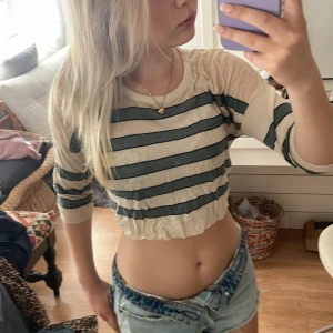 topp - fin randig topp! jätte tunn och skön till sommaren!🔥märke står inte 