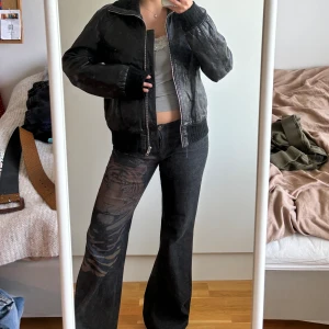 Snygg läder/bilker jacket! - Svart snygg jacka i gått skick. Skulle siga att den är typ i storlek M. Jag på bilden är 165cm lång för reference. Om man köper flera plagg kan man få rabatt!