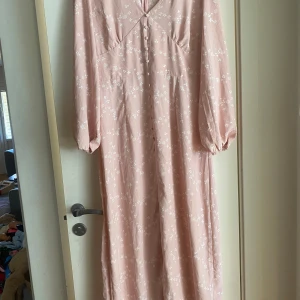 Klänning  - Stl 42 använd vid ett tillfälle . 