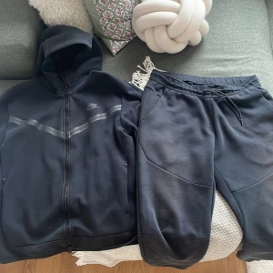 Nike tech dress.  - Nike tech dress. Börjar bli för liten storlek (M). Tröjan väldigt bra skick byxorna helt ok skick.