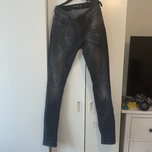 Byxor - Säljer mina nya byxor är använda 2 eller 3 gånger dom passar inte så tänker sälja dom storlek 29/34 passa på och skriv va inte tvek samma