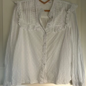 Sommar topp  - Super söt sommar topp/blus från Sfera i Spanien, storlek S och knappt använd 💞