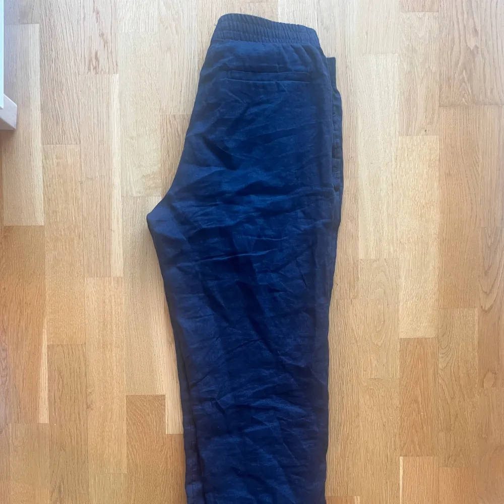 Säljer mina knappt använda mörk blåa linne byxor från hm. Dom är i nyskick då jag nästan aldrig använd dom✅ pris kan diskuteras. Jeans & Byxor.