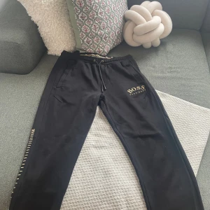 Passar inte längre  - Det är ett par Hugo boss byxor i storlek medium. Använda 1-5 gånger 