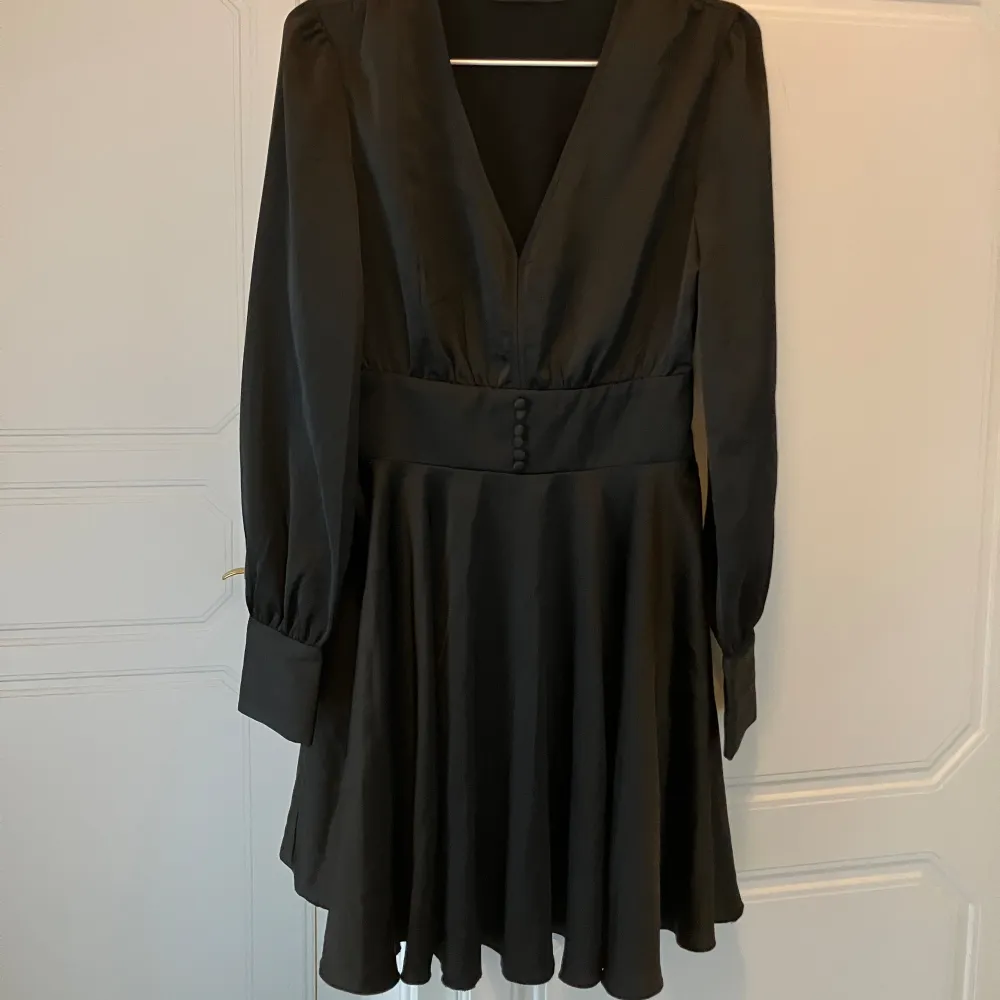 Fin klänning i svart siden, knappt använd. Klänningar.