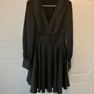 Fin klänning i svart siden, knappt använd