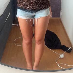 Jeans shorts  - Sjukt snygga och trendiga jeans shorts som tyvärr aldrig kommer till någon användning. Perfekta inför sommaren!