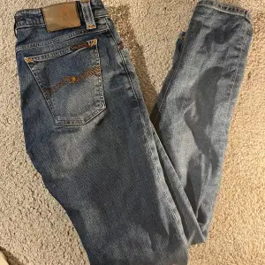 Säljer dessa feta Nudie jeans med slim fit passform
