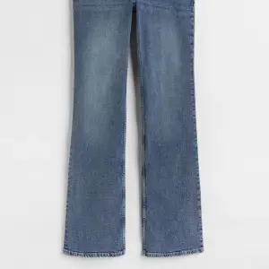 Säljer dessa supersnygga low waist bootcut jeans från hm! I storlek 38 men små i stlrk så passar 36/38! I perfekt skick utan defekter! Helt slutsålda och väldigt eftertraktad modell! Skriv för frågor!🥰