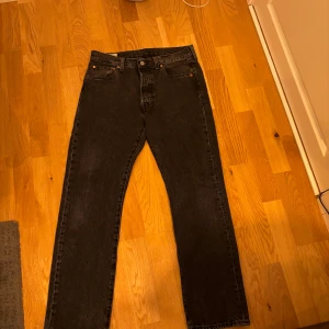 Levis 501 - Säljer nu dessa svarta Levis 501. Storlek W32/L30. Ny pris: 1099kr. Mitt pris: 350kr. Använda 5 gånger