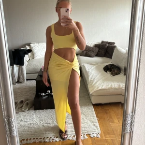 KLÄNNING - Långklänning med slits framtill i storlek XS/S. En perfekt sommarklänning 💛🌼Köparen står för frakten!!