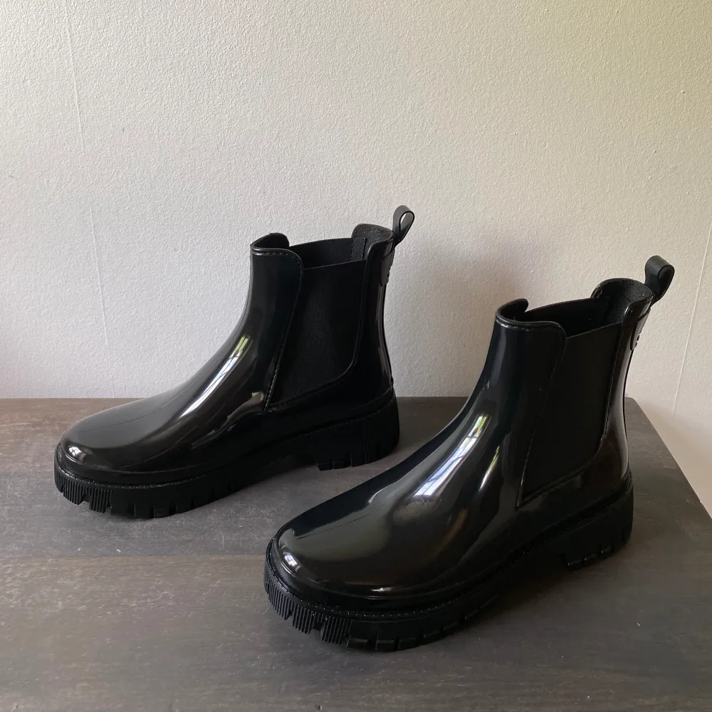 Citrondoftande (!) oanvända chelsea boots som tål regn. Nypris 850-900:- Klackhöjd 4.0cm. Skafthöjd 14.0cm Mindre repa vänster sida. Skor.