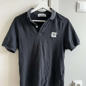 Stone Island pikétröja - Grå/blå Stone Island i fint skick och skönt material. Byten kan vara av intresse!
