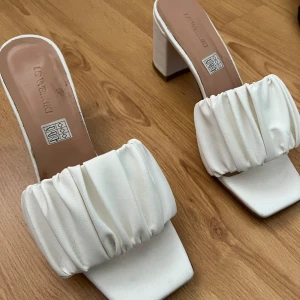 Vita klackar - Aldrig använda. 