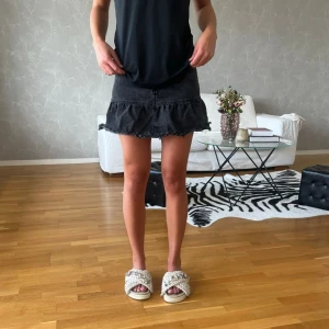 Kjol - Svart jeanskjol med volang. Fint skick. Storlek xs. ANVÄND KÖP NU!❤️❤️