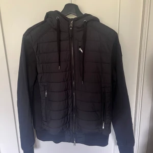 Pjs jacka/kofta - Jätte bra skick storlek M, passar perfekt till sommarn. Bara att skriva vid frågor och funderingar// Liam 