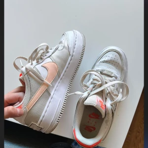 Nike af1 - Säljer mina Nike sneakers eftersom dom inte kommer till användning, priset går att diskutera. Kan mötas upp i Stockholm 