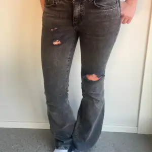 Lågmidjade grå jeans med hål i, säljer då de aldrig kommer till användning. Inga defekter och endast använt ett par få gånger