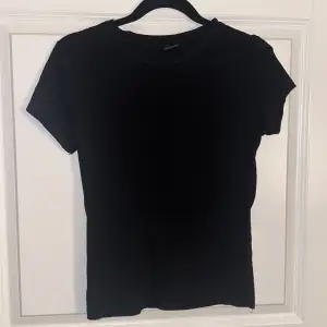 En t-shirt från ginatricot som är i skönt material🩷 Köpare står för frakt