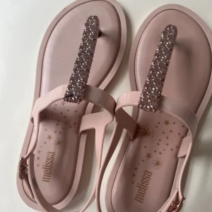 Melissa Flip flops - Melissa Flip flops Size 37 Den är i bra skick  Se andra produkter jag säljer också.