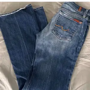 Skitsnygga lågmidjade jeans, perfekt till sommaren💗midjemått 37, innerbenslängd 82💗tryck gärna på köp nu, och kom privat för fler bilder!