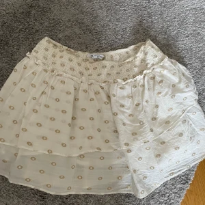 Kjol - Kort kjol med volang som inte kommer till användning😊