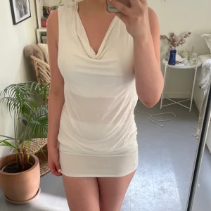 Vit linne - Jättefint vit linne med en fjärils detalj på ryggen. Skriv gärna vid frågor och fler bilder💗