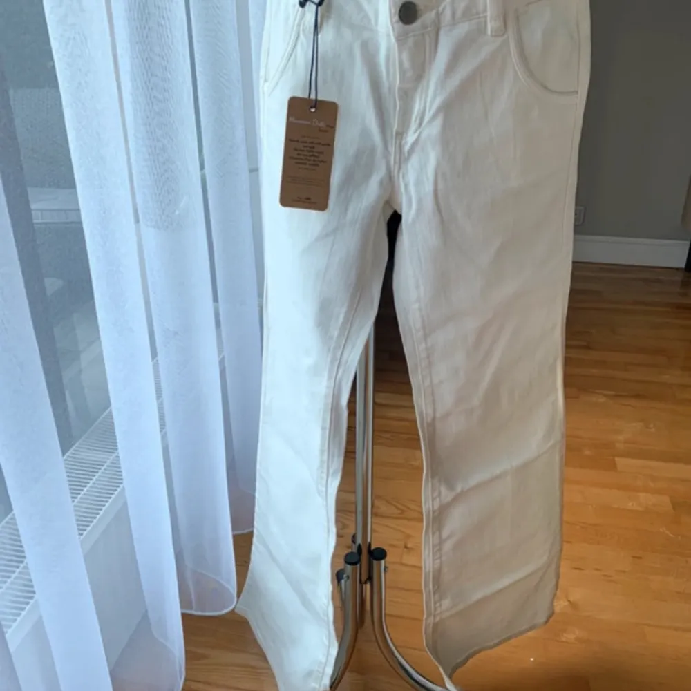 Storlek 40 Midja 40 cm Längd 106 cm . Jeans & Byxor.