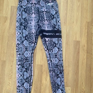 Träningstights stronger  - Träningstights från stronger i storlek M. Använda ca 5 ggr.