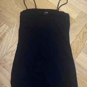 Svart tight klänning  - Den är bra använd Max 4 gånger.